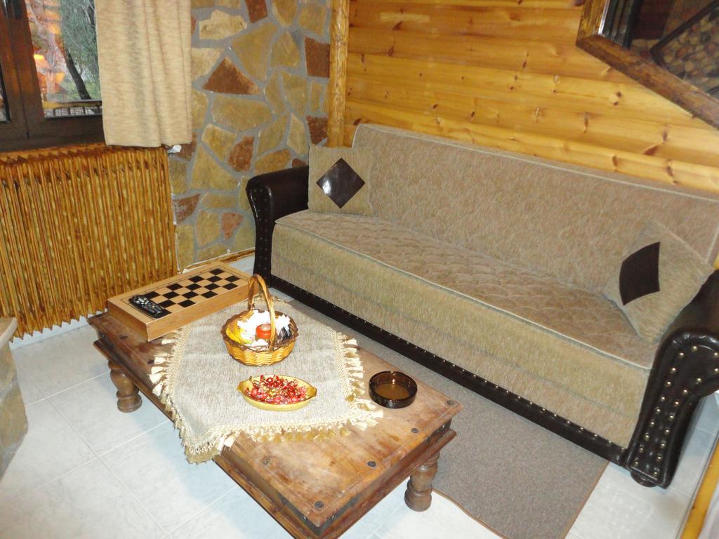 Faraggi Guesthouse Калаврита Екстер'єр фото